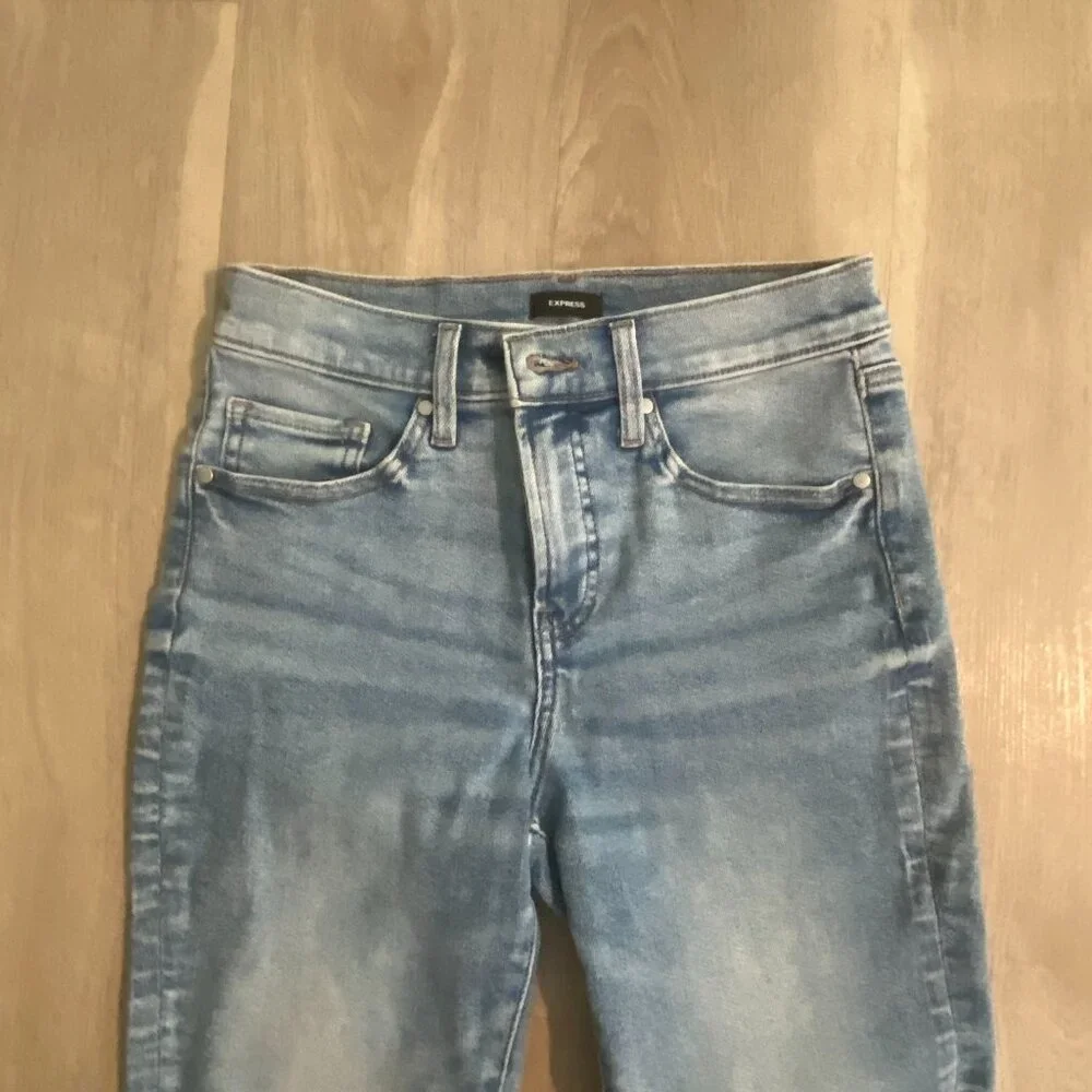 Express Mid Rise Flare Jeans Light Wash Size 4 Short Petite Vent Hem - Picture 6 of 11
